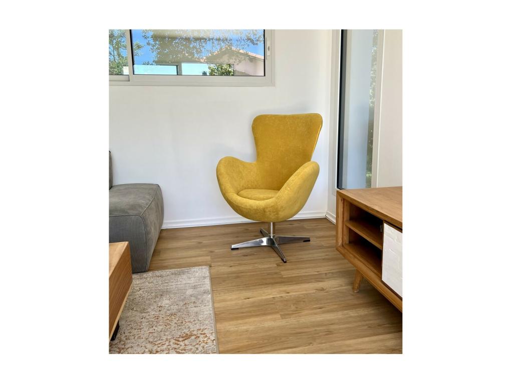 Fauteuil d'appoint en velours jaune